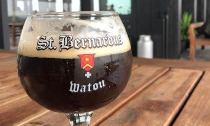 St Bernardus Prior 8 St Bernardus Prior 8 glas op tafel bij de brouwerij in Watou